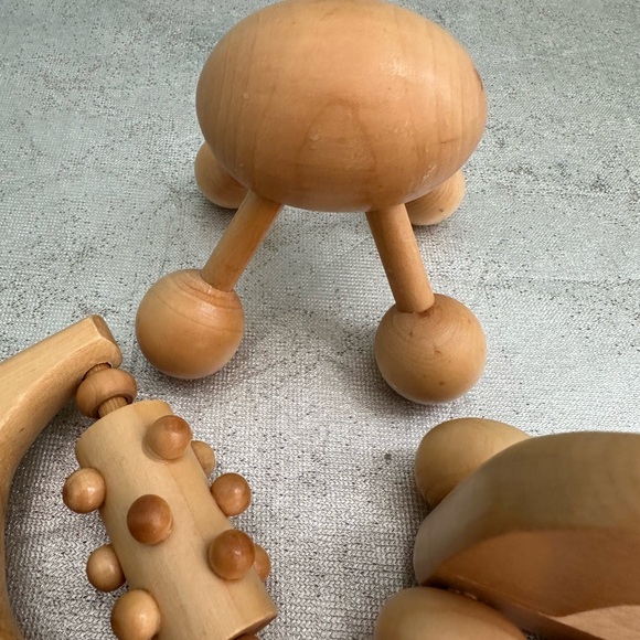 4 Lot of Wooden Hand Held Massagers for The Total Body By Essential Design - Picture 5 of 12